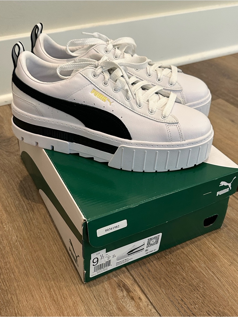NWT Puma Platform Sneakers, White Black & Gold, Size 9.5!